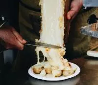 Quel vin pour votre raclette ?  Les Côtes du Rhône vont vous faire fondre